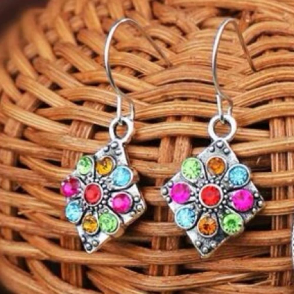 5/$25 DIAMOND SHAPED RHINESTONE EARRINGS